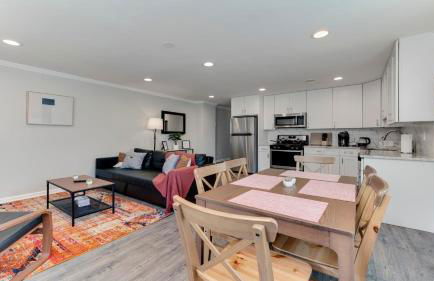 Stylish 3BR 3BA Colonial House by CozySuites - Foto 3