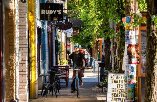 The Bohemian Spirit - Live Music, Eateries & Bars - Foto 32