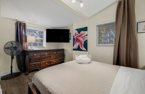 Artful Home Near Design District - Photo 19