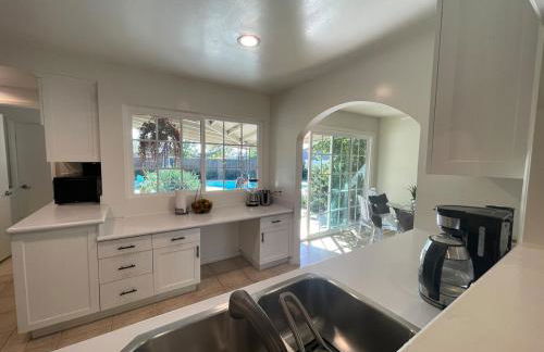 Granada Hills Private Unique Pool Luxury 4BR Family Retreat - Patio, Outdoor Dining, BBQ Grill, & Free Parking - Foto 10