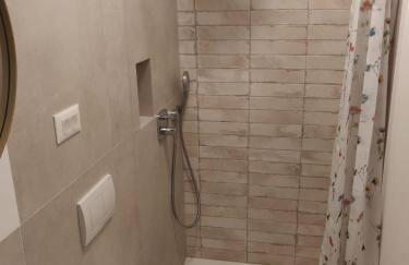 Omis apartment - near beach and town center, ground floor with small garden - Foto 10