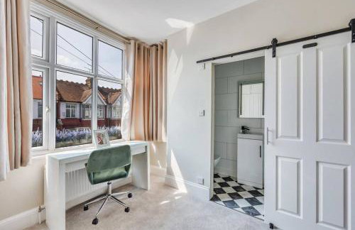 Beautiful 5 Bedroom 4 Bathroom House in W6 by Yoko Property - 10 minute's to Central London - Free Parking, Fast WiFi, Work Desks and SmartTVs with Disney and Netflix - Foto 11