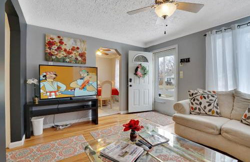 Super Cute & Cool Home with 65Inch TV 2Baths 4 Bedrooms 2King Beds BBQ Grill Fenced Backyard - Foto 1