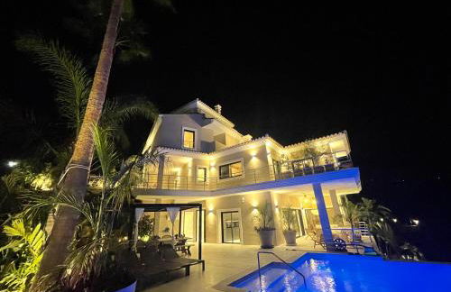 ULTIMATE LUXURY DREAM VILLA with 7 BEDROOMS, GYM, SPA and INFINITY POOL - Photo 74