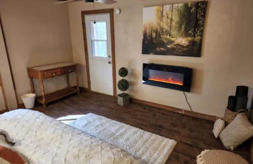 Chic Country Home in the Woods with Hot Tub - Foto 30