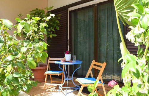 Violet Bedroom and Apartment - Photo 38