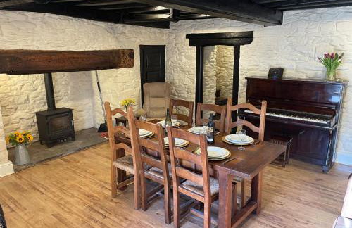 Large Historic Farmhouse in Rhondda Valley Perfect for Groups with Hot Tub - Foto 16