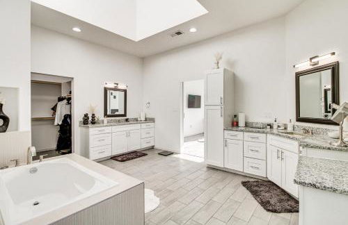 Poolside and Hot Tub Lounging Luxe Rio Rancho Home - Foto 15