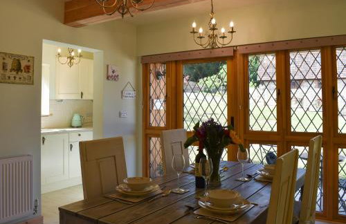 The Bee Hive - Photo 9