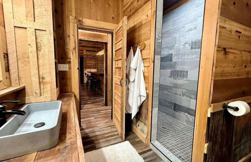 Cozy Wood-Interior Lodge with Screened Patio, Fire-Pit Table, Grill & Fast WiFi in Goreville, Illinois - Photo 11