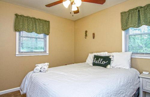 Cabin by the Creek with private creek access - Foto 17