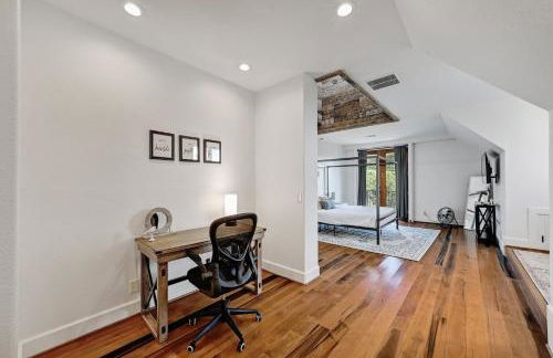 Luxury Lakefront Escape on Lake Travis - Photo 15