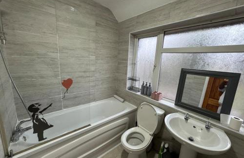 4 Beds House for Families & Contractors with Free Parking - Photo 25