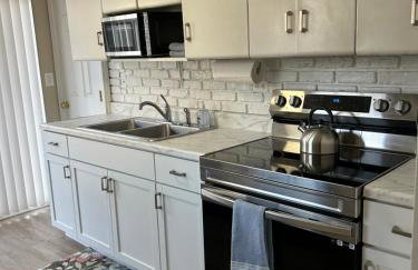 Charming Cottage with fenced yard in convenient location - Foto 7