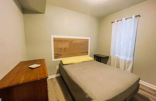 The Stone Castle - With Private Yard & Parking, Near Falls & Casino by Niagara Hospitality - Foto 8