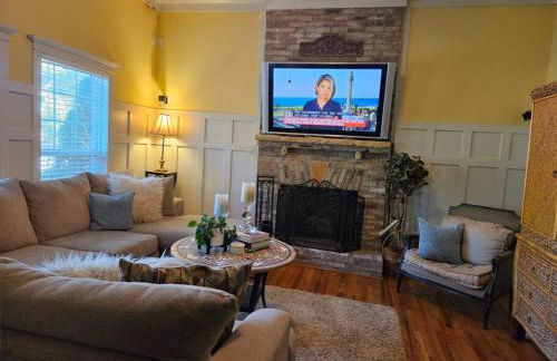 Close to Downtown, 11-Person Swim Spa-Hot Tub, 75" TV 4 Movie Nights, Spacious, Walk To Restaurants, Ping Pong - Foto 9