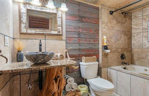 Rustic Retreat, Sleeps 20, Epic Game Room, Hot Tub, 20min to Yellowstone - Foto 9