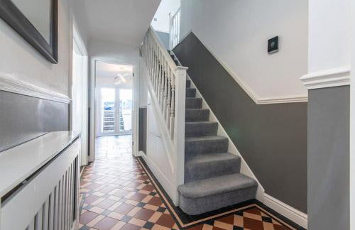 5Bed House with Games Room & Slide! Fast WiFI & FREE Parking - Photo 12