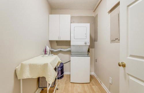 6 Mi to Stone Mountain Park Home with Deck! - Foto 28