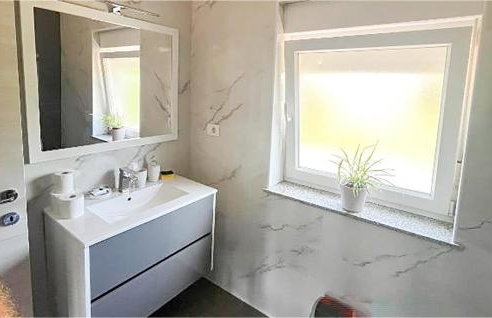 3 Bedroom Nice Apartment In Marinici - Foto 15