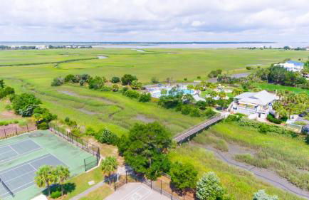 NEW LISTING! Two Bedrooms in A Building with Marsh and Ocean Views - Foto 41