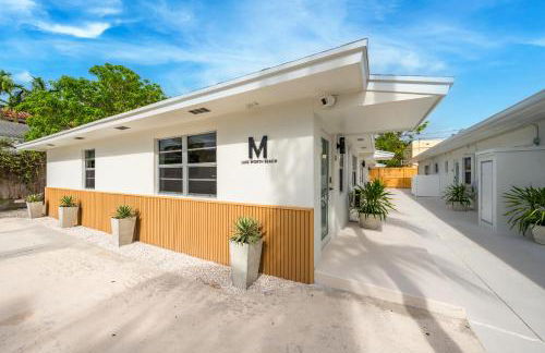 M Lake Worth Beach - Modern Villas Near West Palm Beach, Chic Retro Vibes, King Bed, Cozy Backyard, BBQ, Workspace, High-Speed Internet, Free Parking, 5 Minutes to Downtown & Beach - Foto 10