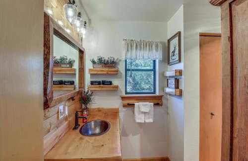 2 Mi to Show Low Lake: Scenic Cabin w/ Balcony - Foto 18