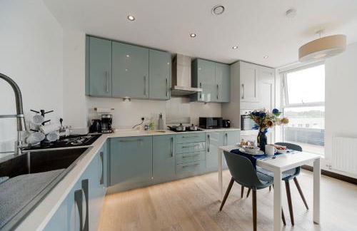 Step Free 2 Bed 2 bath Oasis FlatIClose to David Lloyd Gym with Fully Equipped Kitchen& Parking in DartfordIMins from station and 45 mins into Central London - Photo 23