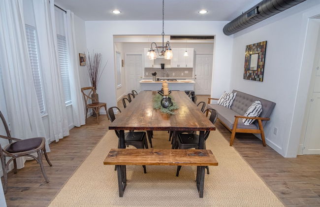 Huge Remodeled 5BR 4BA House Sleeps 20 Downtown - Photo 36