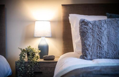 MK 2-Bedroom Contractor's Gem, 5 beds, sleeps 6, free parking - Foto 49