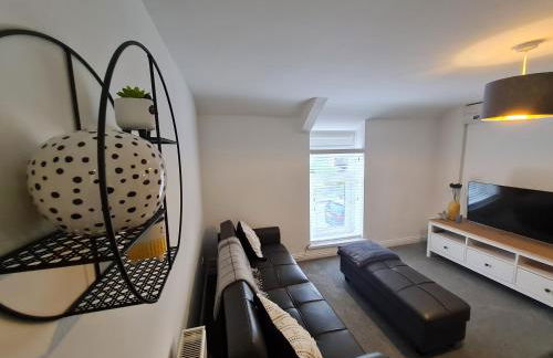 Perfect Location 3 Bed Serviced apartment with Bike Storage for BPW. Close to Brecon Beacons - Photo 9