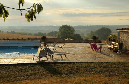 French Farmhouse Retreat with pool & superb views. - Foto 40