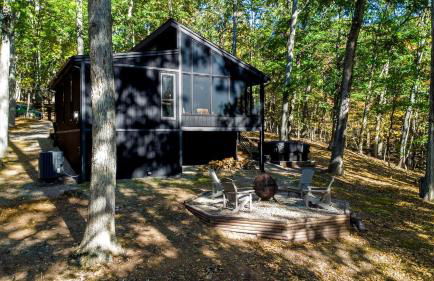 Modern Forest Cabin with Hot Tub, Screened Porch & Resort Access Near Hedgesville, WV - Foto 37