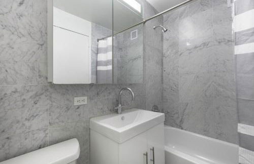 FiDi Studio w Residents Bar Golf Simulator Gym NYC-271 - Photo 9