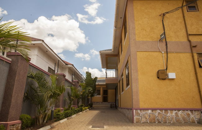 Three Bedroom art themed apartment - Photo 25