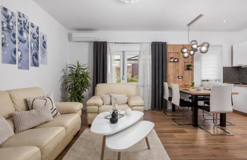 Apartment Flowers - Photo 3