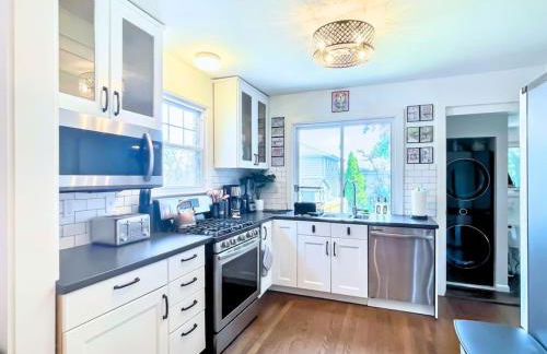 The Jewel of The Cove - Historic Coastal Retreat - Foto 24