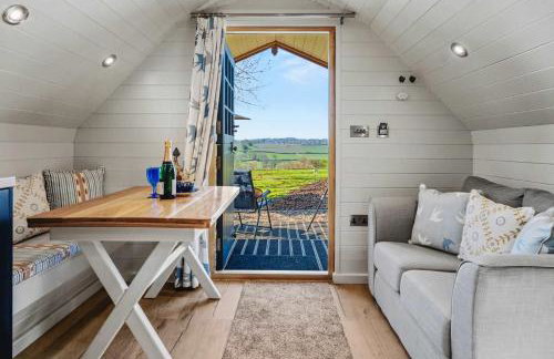 Swallow Light-filled pod with far-reaching scenic views - Photo 28