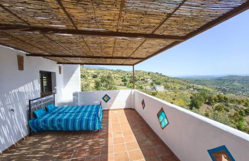 Künstlerhaus Finca Madreselva mit atemberaubenden Weitblick mit Infinitypool, kleinen Teichen und vielen Sitzplätzen in Tolox Malaga im Nationalpark Sierra de las Nieves, ideal für Entspannung, aber auch zum Wandern - Foto 6