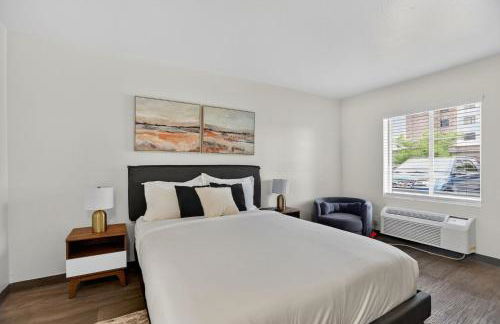 Chic furnished studio with inviting modern decor - Photo 2