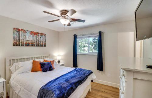 Near Woodland Lake Park Home with Fire Pit! - Foto 12