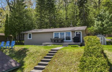 Beautiful Torch Lake House with Beach Access home - Foto 48