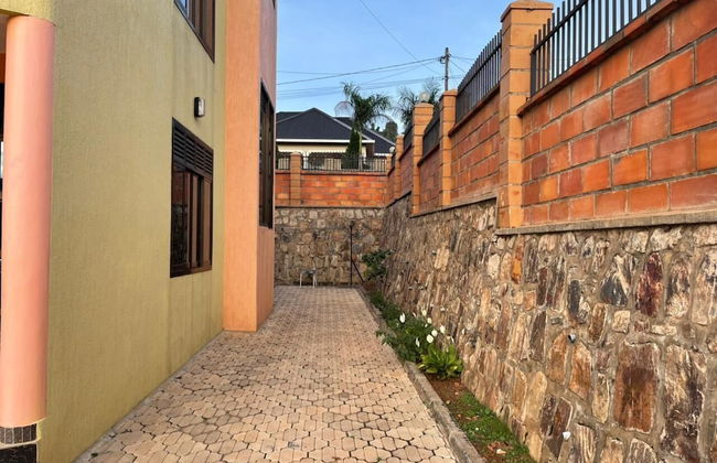 The Mugabi's Spacious Private Room - Foto 34