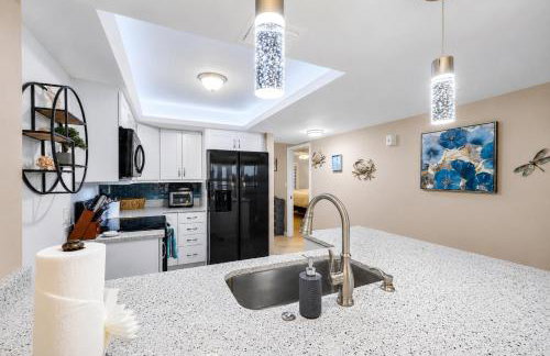 Waterfront Island Oasis! Heated Pool with Stunning View & 2 Full Bath - Foto 14