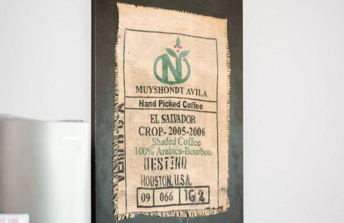 Comfortable and Walkable - Off-Street Parking - Foto 18