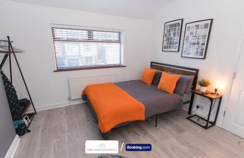 Award-Winning Four Bedrooms House, Parking, WiFi By Derby Short Term Rental Short Lets & Serviced Accommodation Derby - Foto 9