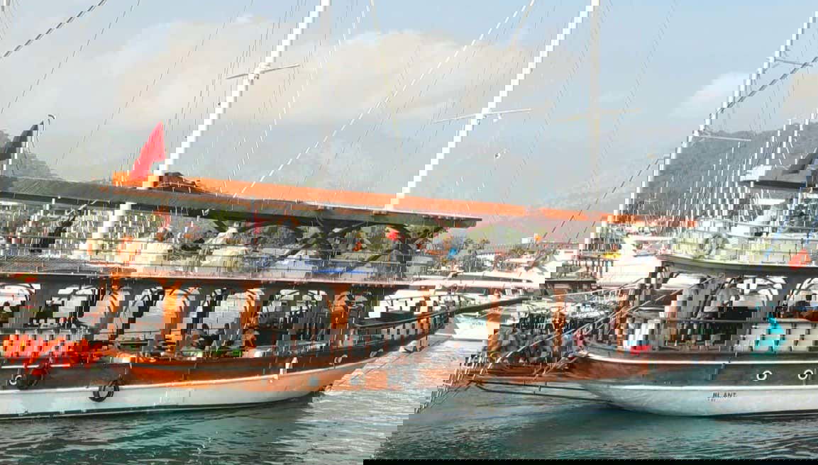 Disfrutando del paseo en barco por el golfo de Antalya