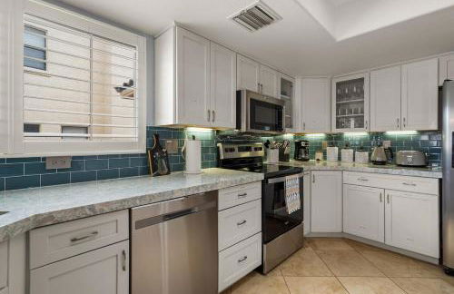 French Country Charm with Pool and Mountain Views - Foto 25