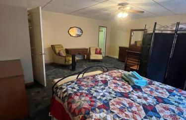 Spacious Apt near Guthrie Packer - Photo 4