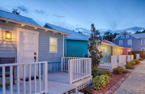 Quaint Cottage with Private Pool-Walk to Everything - Foto 23